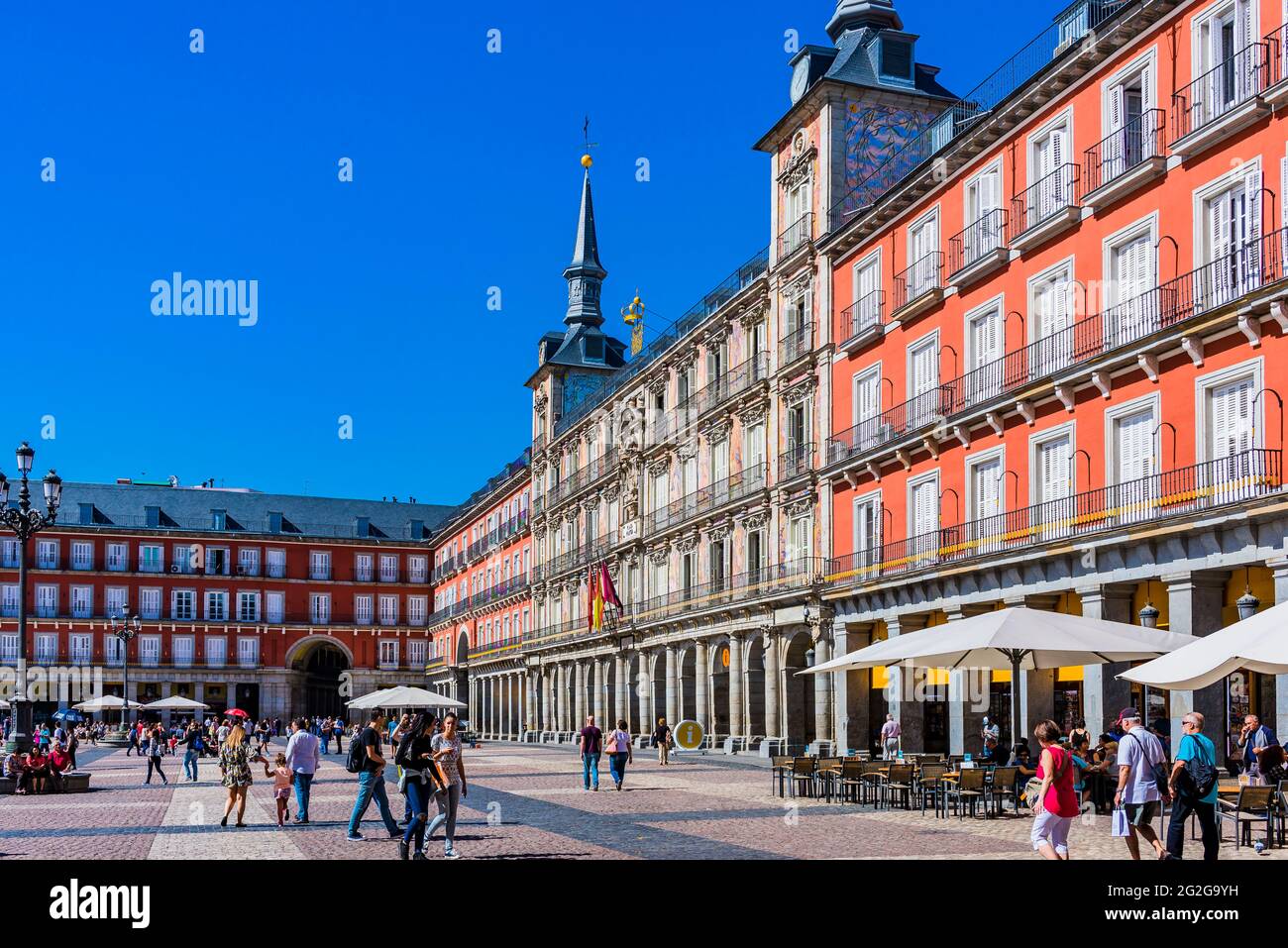 Die Plaza Mayor, Hauptplatz, ist ein großer öffentlicher Ort im Herzen von Madrid, der Hauptstadt Spaniens. Es war einst das Zentrum der Altstadt von Madrid. Es war das erste Stockfoto