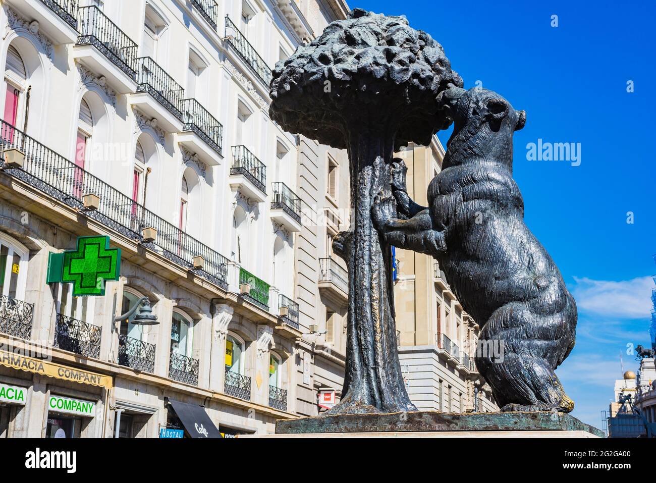 Bronzestatue des Bären und des Madroño-Baumes, Erdbeerbaum, Wappensymbol von Madrid. Die Puerta del Sol, das Tor der Sonne, ist ein öffentlicher Platz in Mad Stockfoto