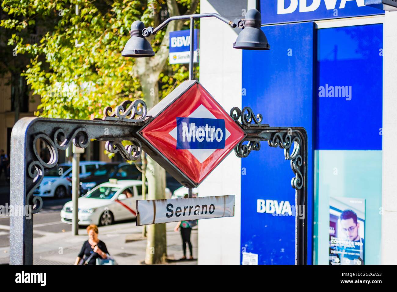 Schild an der U-Bahn-Station, Metro Serrano. Madrid, Comunidad de Madrid, Spanien, Europa Stockfoto