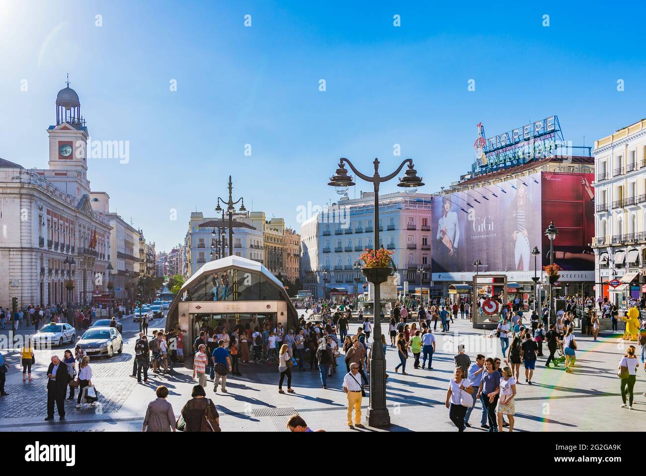 Die Puerta del Sol, das Tor der Sonne, ist ein öffentlicher Platz in Madrid, einer der bekanntesten und belebtesten Plätze der Stadt. Dies ist das Zentrum, km 0, von Stockfoto