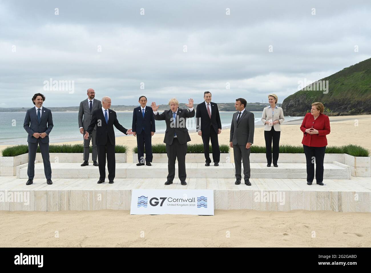 (Hintere Reihe L bis R) EU-Ratspräsident Charles Michel, der japanische Premierminister Yoshihide Suga, der italienische Premierminister Mario Draghi, die Präsidentin der EU-Kommission Ursula von der Leyen, der kanadische Premierminister Justin Trudeau, der Präsident der Vereinigten Staaten von Amerika Joe Biden, Der britische Premierminister Boris Johnson, der französische Präsident Emmanuel Macron und die deutsche Bundeskanzlerin Angela Merkel posieren für das offizielle Familienbild am 11. Juni 2021 im Carbis Bay Hotel während des G7-Gipfels in Cornwall, Großbritannien. Foto von Karwai Tang/G7 Cornwall 2021/UPI Stockfoto