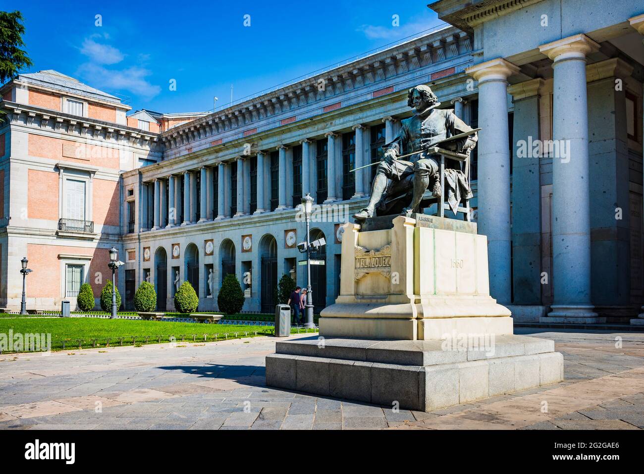 Velázquez oder die Statue von Velázquez ist ein Beispiel öffentlicher Kunst in Madrid, Spanien. Es befindet sich vor dem Haupttor des Prado-Museums und ist dedic Stockfoto