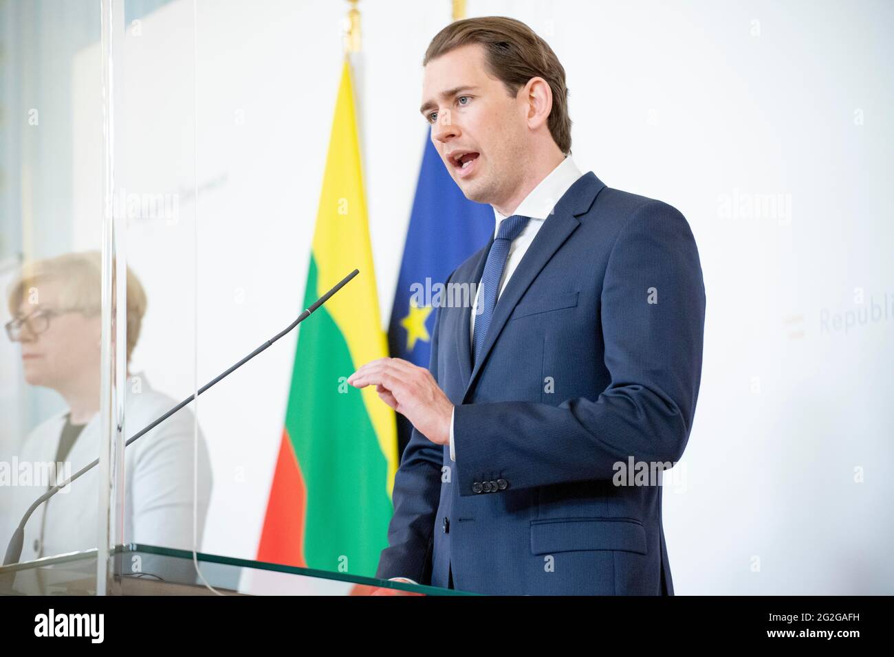 Wien, Wien, Österreich. Juni 2021. Bundeskanzleramt Wien: Gemeinsame Pressekonferenz mit Bundeskanzler Sebastian kurz und dem Ministerpräsidenten der republik Litauen SIMONYTE Ingrida. Bild: Bundeskanzler von Österreich, Sebastian kurz (OeVP) und Premierminister von Litauen, SIMONYTE Ingrida. Wien, Österreich. 11. Juni 2021 Quelle: Tobias Steinmaurer/ZUMA Wire/Alamy Live News Stockfoto