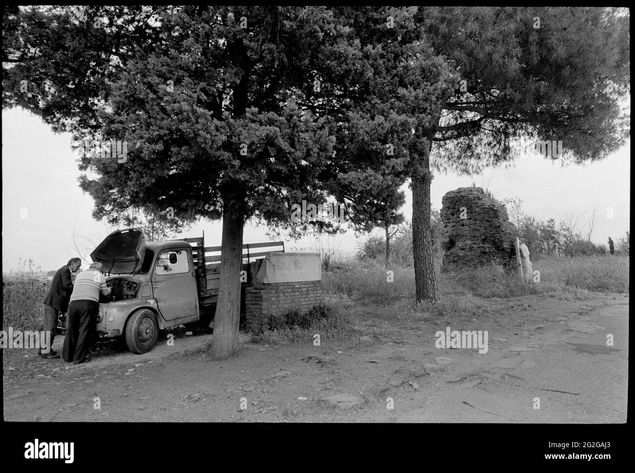 Rom Italien Via Appia Appia 1989 der Appia-Weg (lateinisch und italienisch: Via Appia) ist eine der frühesten und strategisch wichtigsten römischen Straßen der antiken republik. Sie verband Rom mit Brindisi, im Südosten Italiens. Die Straße ist nach Appius Claudius Caecus benannt, dem römischen Zensor, der 312 v. Chr. während der Samnitienkriege den ersten Abschnitt als Militärstraße nach Süden begann und beendete. Stockfoto