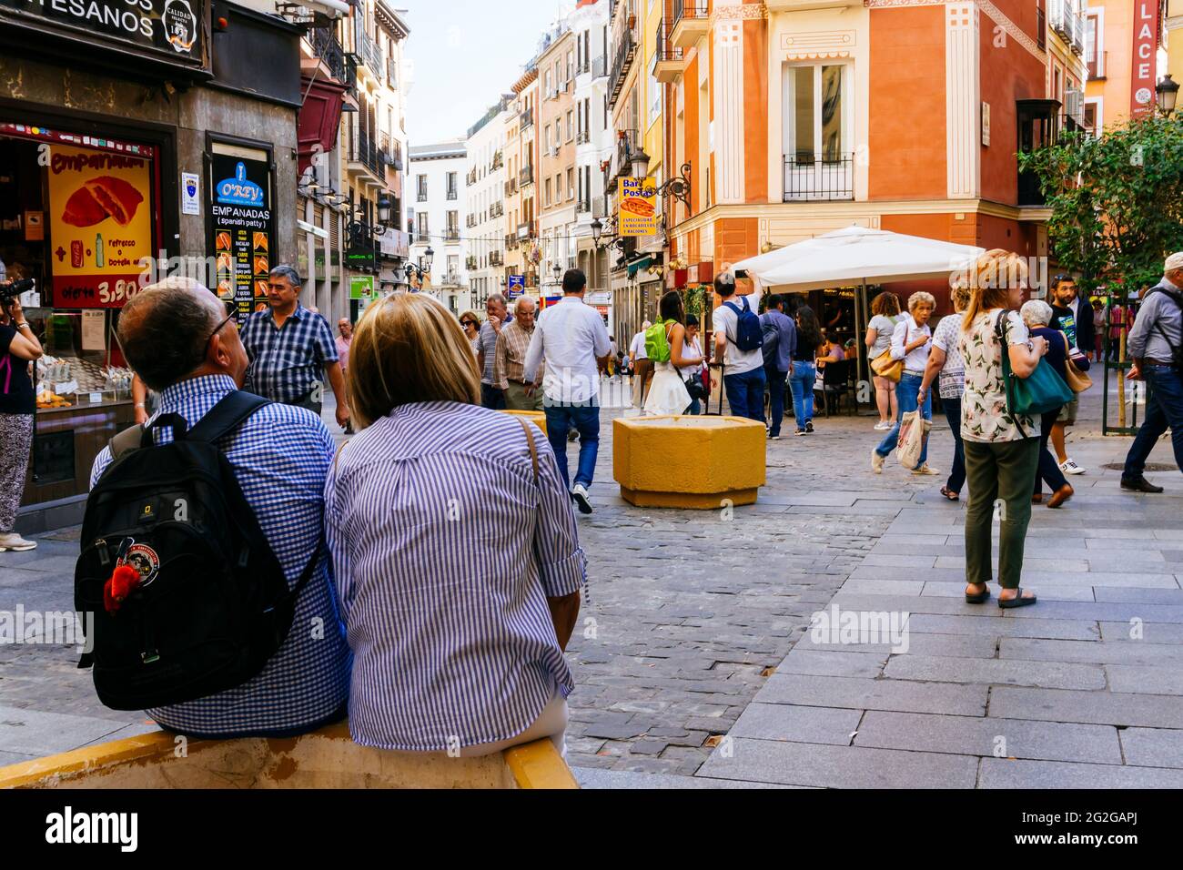 Ein Touristenpaar ruht sich auf seinem Besuch in Madrid aus. La Sal Straße, um die Plaza Mayor - Hauptplatz. Madrid, Comunidad de madrid, Spanien, Europa Stockfoto