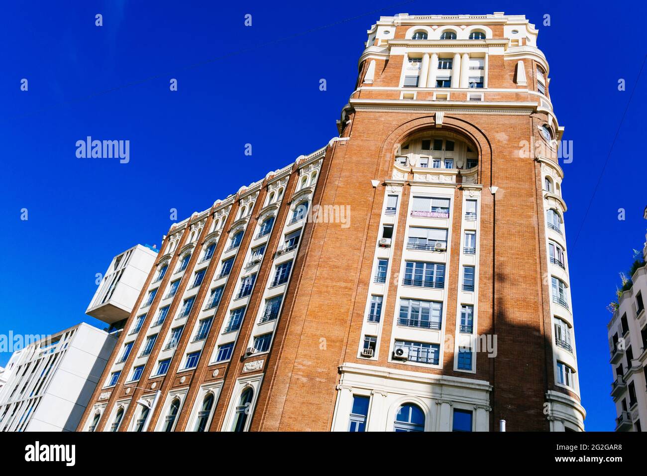 Der Palacio de la Prensa ist ein Backsteingebäude in Madrid. Es befindet sich in der Gran Vía, vor dem Callao-Platz. Im Auftrag der Madrid Press Stockfoto