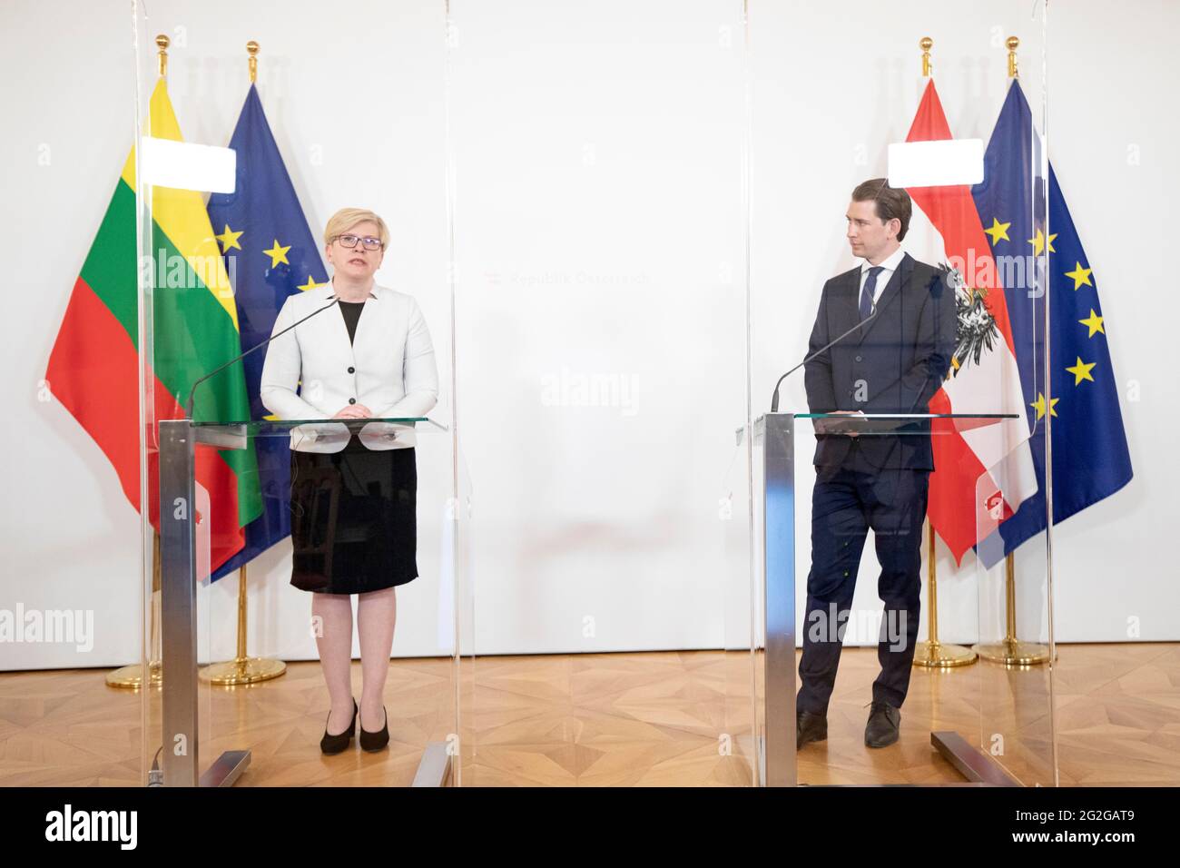 Wien, Wien, Österreich. Juni 2021. Bundeskanzleramt Wien: Gemeinsame Pressekonferenz mit Bundeskanzler Sebastian kurz und dem Ministerpräsidenten der republik Litauen SIMONYTE Ingrida. Bild: Bundeskanzler von Österreich, Sebastian kurz (OeVP) und Premierminister von Litauen, SIMONYTE Ingrida. Wien, Österreich. 11. Juni 2021 Quelle: Tobias Steinmaurer/ZUMA Wire/Alamy Live News Stockfoto