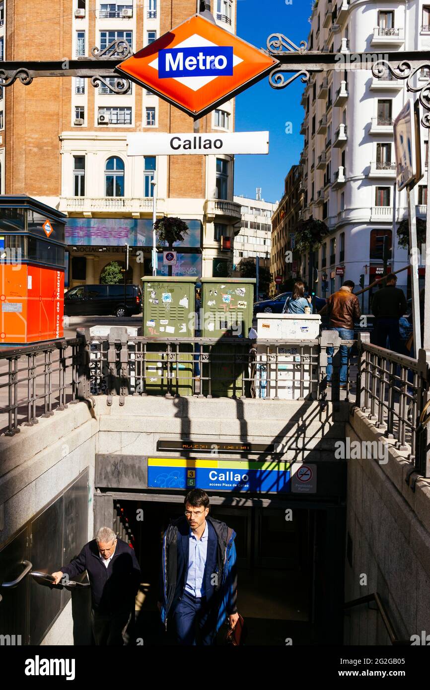 Eingang zur Metrostation Callao an der Plaza del Callao, Callao-Platz, im Zentrum der spanischen Hauptstadt Madrid. Das Hotel liegt in einem sehr kommerziellen Stockfoto