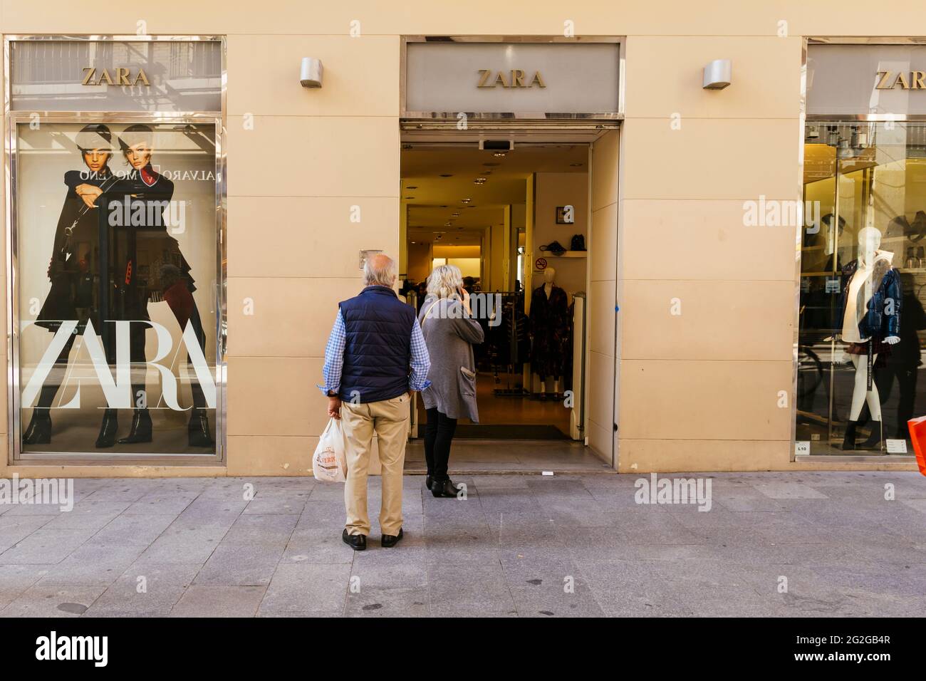 Zara Store. Zara SA, stilisiert als ZARA, ist ein spanischer  Bekleidungshändler mit Sitz in Artexo, A Coruña, in Galicien, Spanien. Das  Unternehmen ist spezialisiert auf schnelle fa Stockfotografie - Alamy