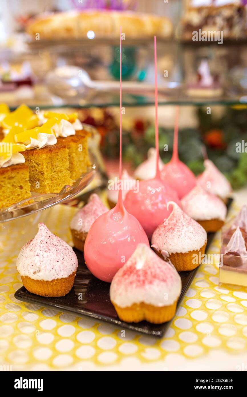 Cupcakes und Äpfel in rosa Karamell auf einer Kinderparty. Stockfoto