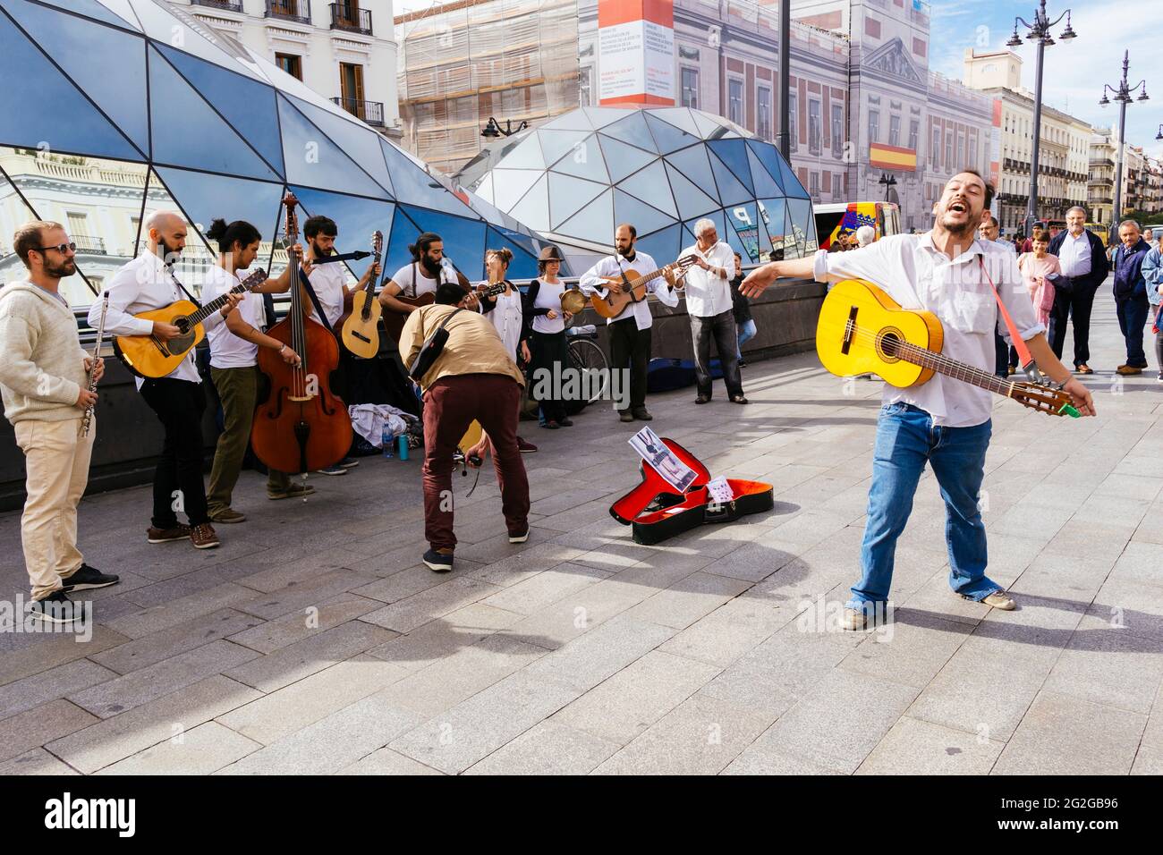 Aufführung von Straßenmusikern in Puerta del Sol. Die Puerta del Sol, das Tor der Sonne, ist ein öffentlicher Platz in Madrid, einer der bekanntesten und belebtesten Stockfoto