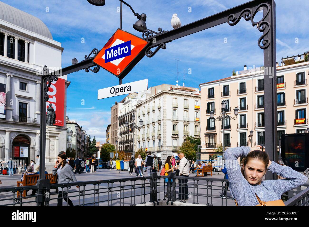 Eingang zur U-Bahn-Station Ópera. Die Plaza de Isabel II, auch bekannt als Plaza de Ópera, ist ein historischer öffentlicher Platz zwischen dem Sol- und dem Palacio-Viertel i Stockfoto