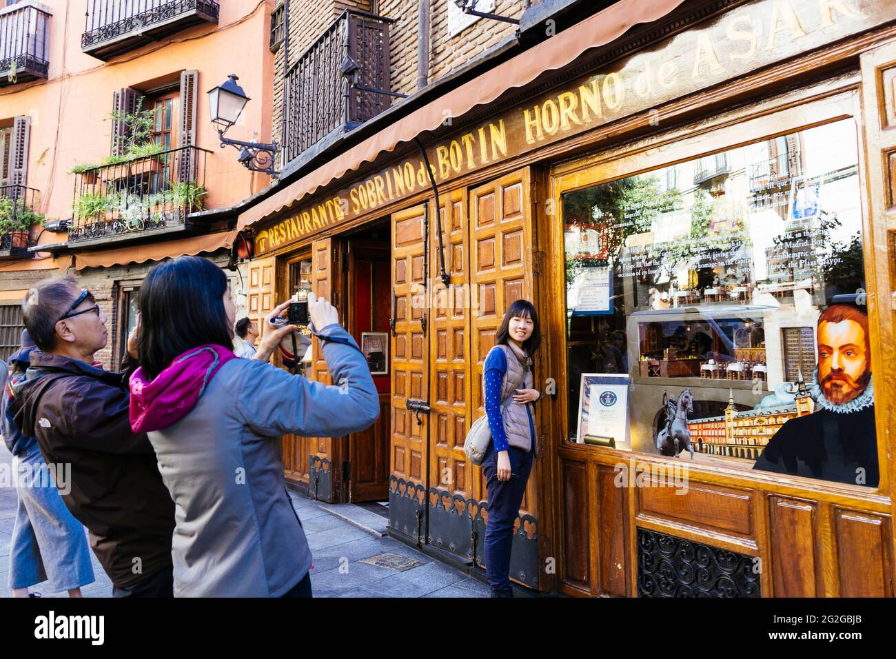 Touristengruppe vor dem Sobrino de Botín, einem spanischen Restaurant in Madrid, das 1725 gegründet wurde und das älteste Restaurant der Welt im Kontinu ist Stockfoto