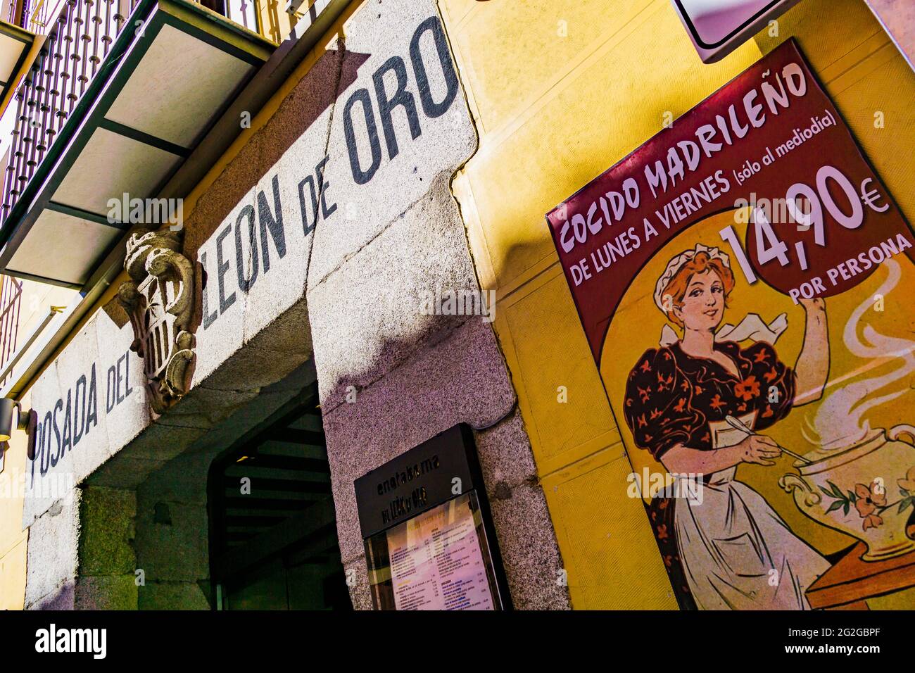 Traditionelle Taverne. Posada del León de Oro, Calle de la Cava Baja. Madrid hat eine wichtige gastronomische Tradition. Viele Restaurants, die vorbereitet wurden Stockfoto