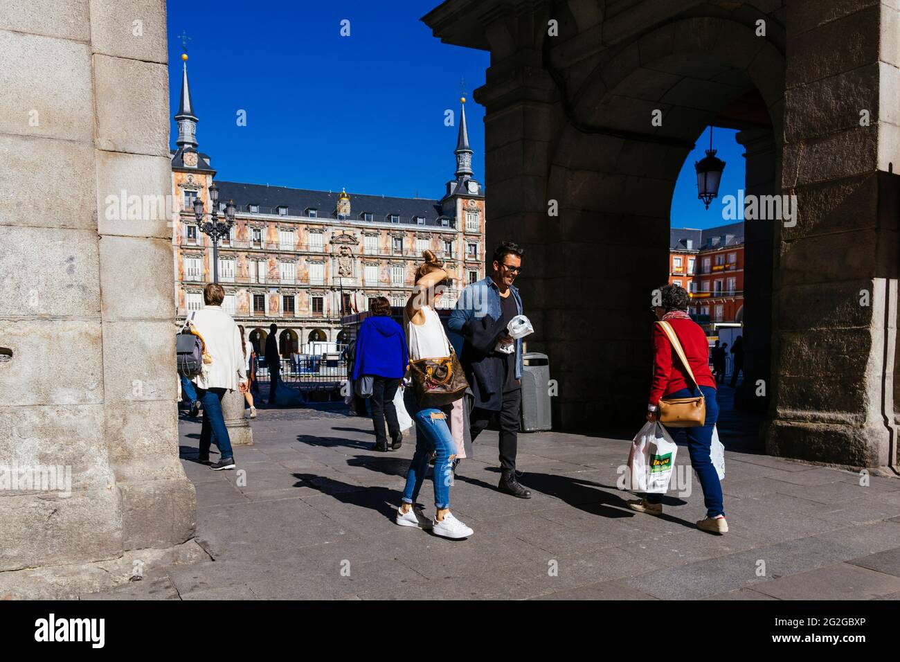 Touristen am Zugang zur Plaza Mayor in der Calle Toledo. Die Plaza Mayor, Hauptplatz, ist ein großer öffentlicher Raum im Herzen von Madrid, der Hauptstadt Stockfoto