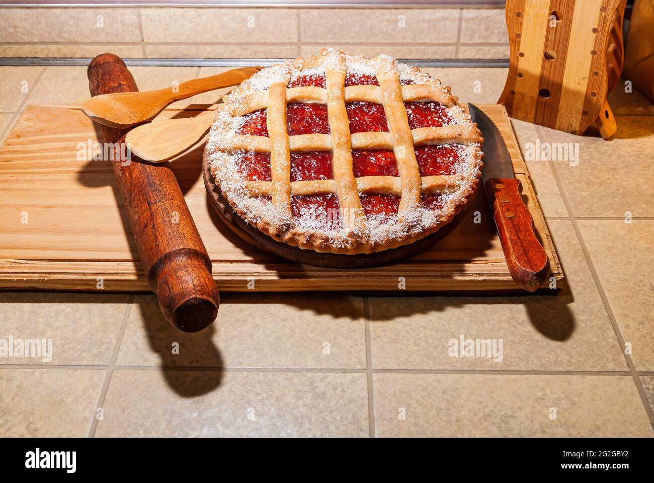 Nahaufnahme einer warmen, hausgemachten Pasta Frola Tarte, gefüllt mit Quitte und Apfelgelee. Argentinische Pastafrola Rezept auf Holztisch. Stockfoto