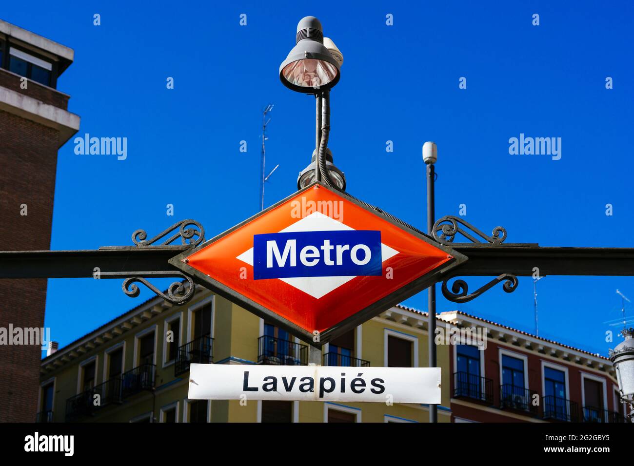 Schild an der Metrostation, Metro Lavapiés, Plaza de Lavapiés. Madrid, Comunidad de Madrid, Spanien, Europa Stockfoto