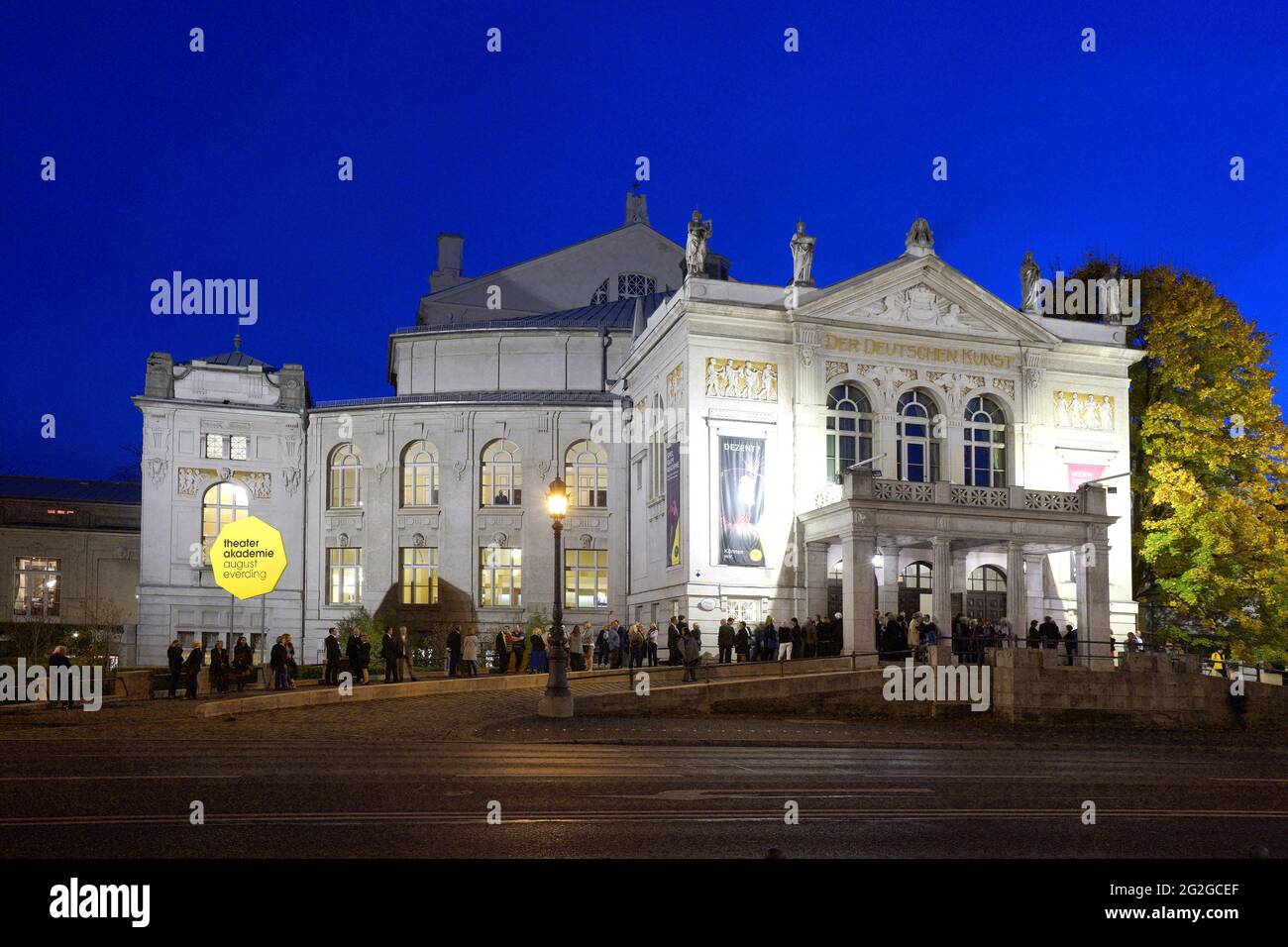 Deutschland, Bayern, München, Prinzregententheater, am Abend, Eine lange Schlange von Besuchern wartet auf den Eintritt Stockfoto