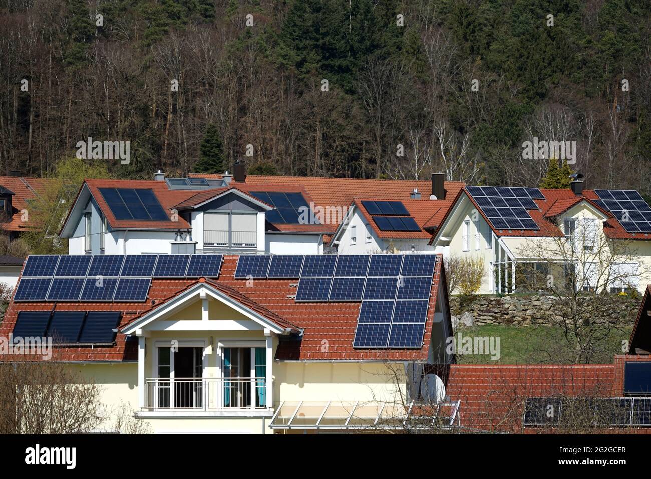 Deutschland, Bayern, Oberbayern, Burghausen, Einfamilienhäuser, Dächer mit Photovoltaikanlagen Stockfoto