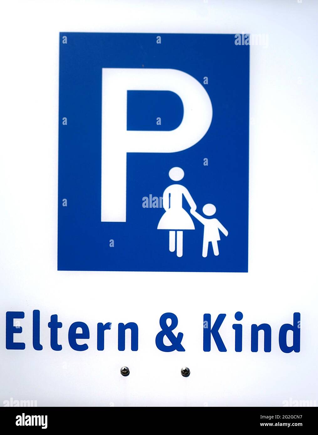 Deutschland, Bayern, Altötting-Kreis, Supermarkt, Parkplatz für Eltern und Kind, Parkplatzschild Stockfoto