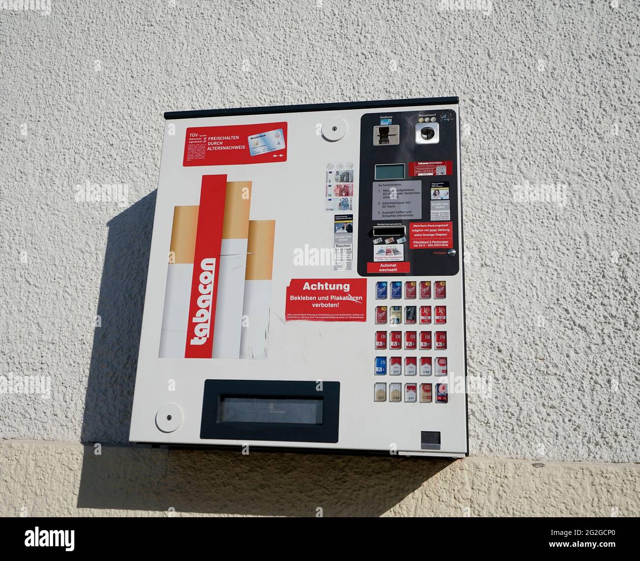 Deutschland, Bayern, Oberbayern, Altötting, Zigarettenautomat an einer Hauswand Stockfoto
