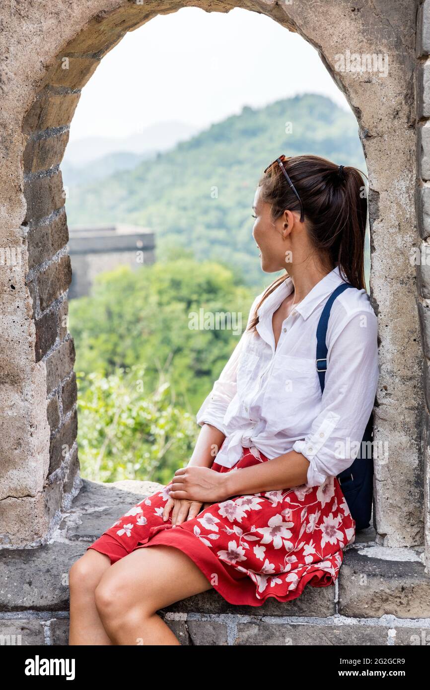 china reist an der Chinesischen Mauer. Tourist Frau in Asien entspannt sitzen auf berühmten chinesischen Touristenziel und Attraktion in Badaling nördlich von Peking Stockfoto