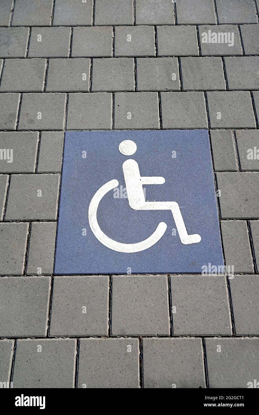 Parkausweis für behinderte Menschen, bekannt als einen Behindertenausweis  auf dem Armaturenbrett eines Autos Stockfotografie - Alamy