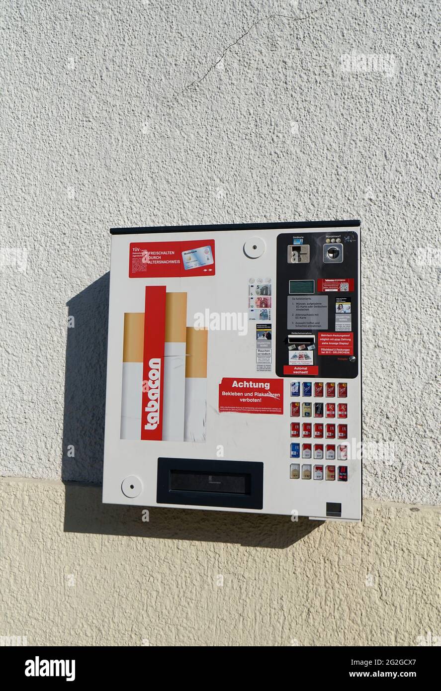 Deutschland, Bayern, Oberbayern, Altötting, Zigarettenautomat an einer Hauswand Stockfoto