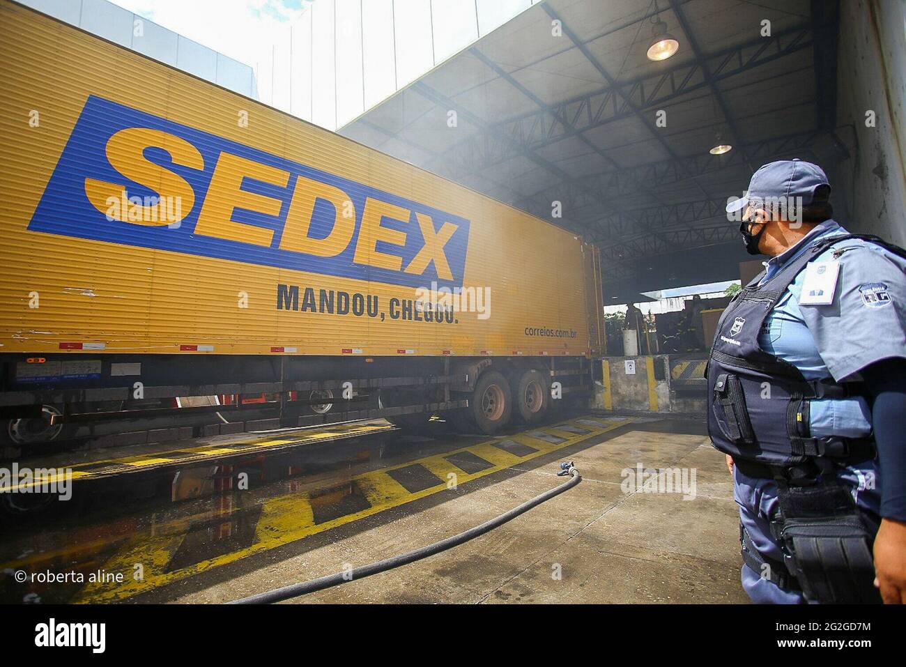 Teresina, Piaui, Brasilien. Juni 2021. (INT) EIN Lastwagen brannte im Postamt in Teresina. 11. Juni 2021, Teresina, Piaui: Feuer trifft am Freitagmorgen (11) den Frachtraum eines LKW, der auf dem Gelände des Post Delivery and Parcel Center in Teresina geparkt ist. Nach Angaben der Feuerwehr besteht der erste Verdacht, dass Flammen möglicherweise nach einem Kurzschluss in elektronischen Geräten, die im Fahrzeug transportiert wurden, auslöten. Quelle: Roberta Aline/TheNews2 Quelle: Roberta Aline/TheNEWS2/ZUMA Wire/Alamy Live News Stockfoto