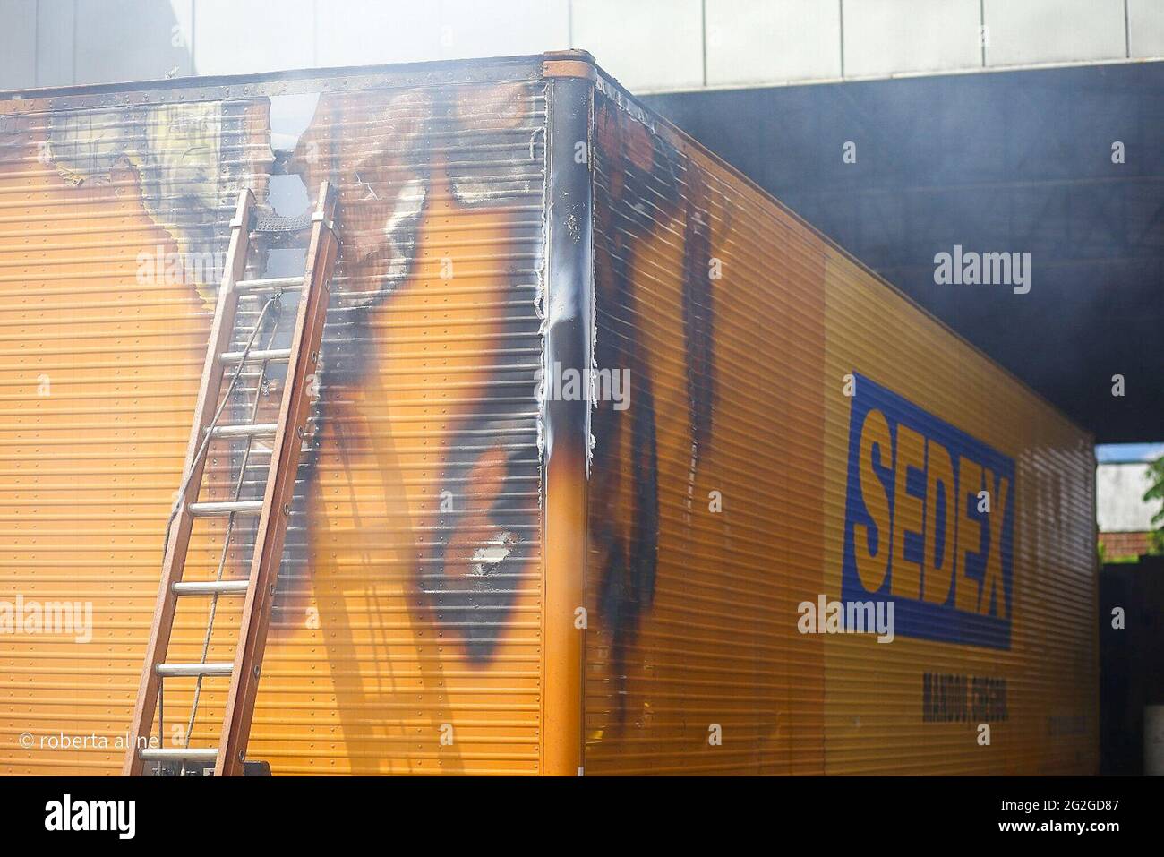 Teresina, Piaui, Brasilien. Juni 2021. (INT) EIN Lastwagen brannte im Postamt in Teresina. 11. Juni 2021, Teresina, Piaui: Feuer trifft am Freitagmorgen (11) den Frachtraum eines LKW, der auf dem Gelände des Post Delivery and Parcel Center in Teresina geparkt ist. Nach Angaben der Feuerwehr besteht der erste Verdacht, dass Flammen möglicherweise nach einem Kurzschluss in elektronischen Geräten, die im Fahrzeug transportiert wurden, auslöten. Quelle: Roberta Aline/TheNews2 Quelle: Roberta Aline/TheNEWS2/ZUMA Wire/Alamy Live News Stockfoto