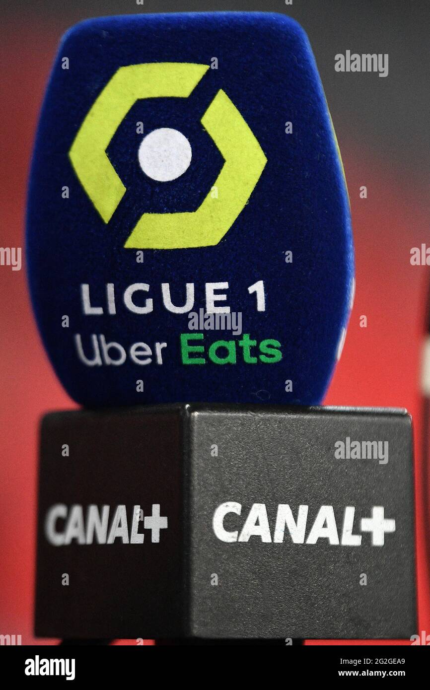 Datei Foto - Illustration Bild von Canal + und Ligue 1 Uber isst während  des Ligue 1-Spiels zwischen Paris Saint Germain und dem FC Nantes im Parc  des Princes am 13. März