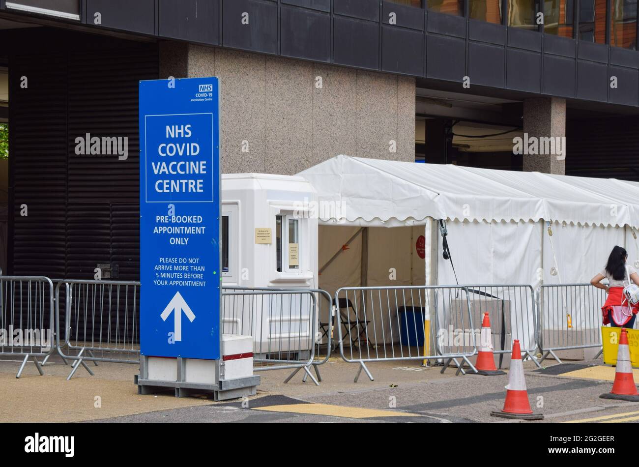 London, Großbritannien. Juni 2021. NHS COVID-Impfzentrum in Wembley. In Großbritannien wurden bisher über 70 Millionen Dosen zur Impfung gegen das Coronavirus verabreicht, und über die Hälfte der Erwachsenen hat ihre zweite Dosis erhalten. (Kredit: Vuk Valcic / Alamy Live News). Stockfoto