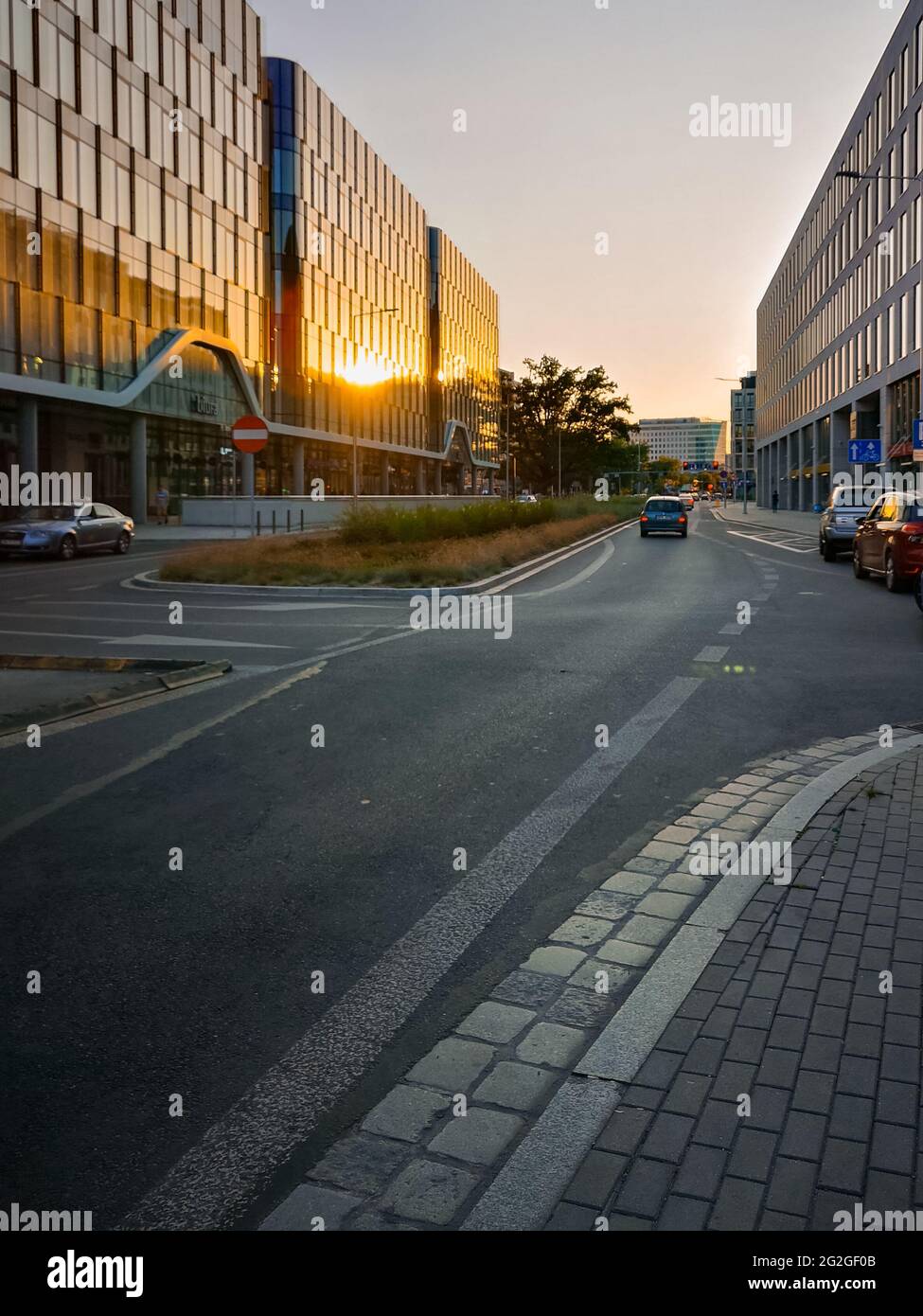 Breslau, Polen - Juli 3 2020: Blick auf die Straße bei Sonnenuntergang mit wolkenfreiem Himmel Stockfoto