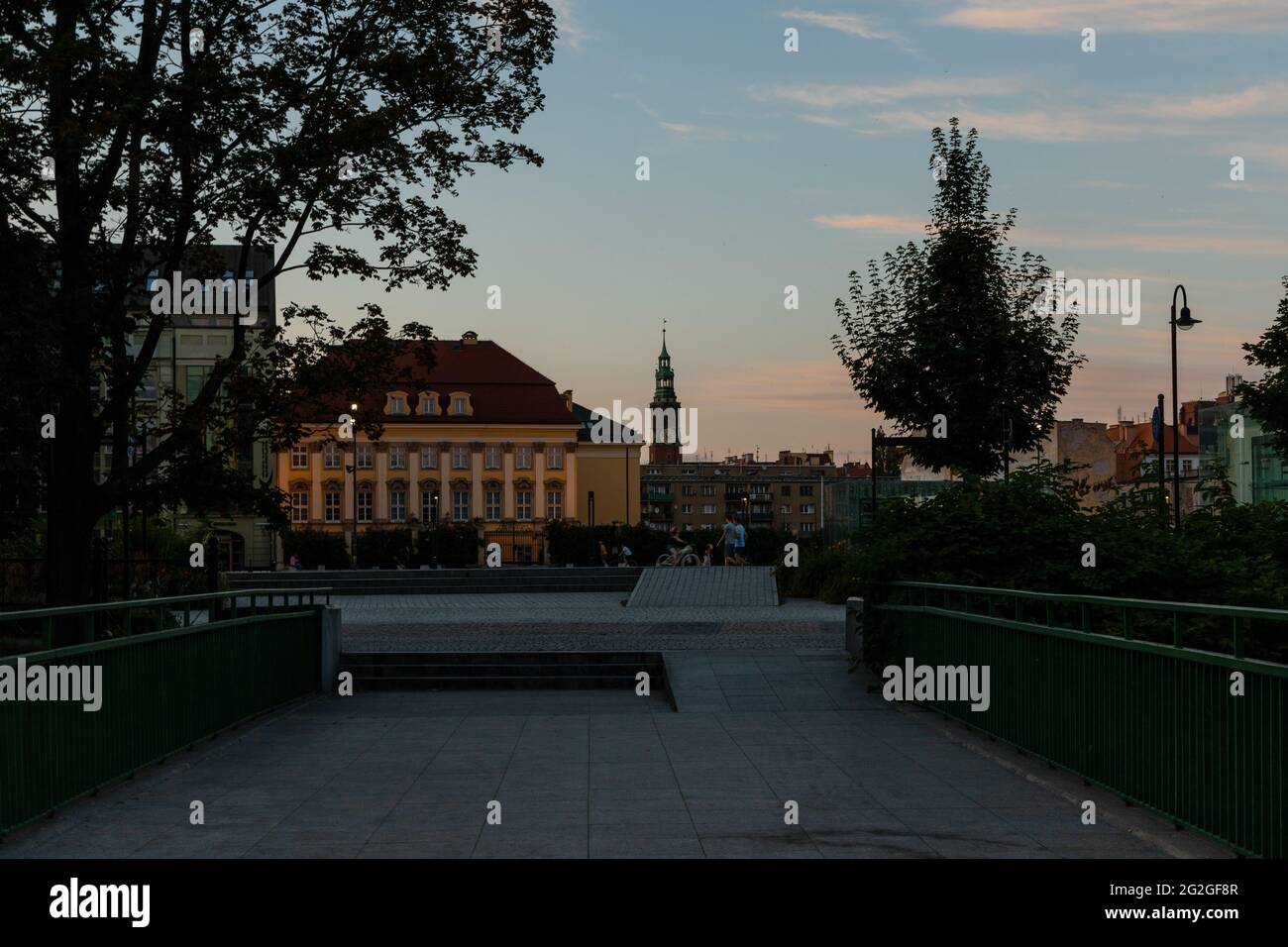 Breslau, Polen - Juli 6 2020: Kleine Brücke von der Straße zum Platz der Freiheit mit Museum und Rathaus im Hintergrund bei Sonnenuntergang Stockfoto