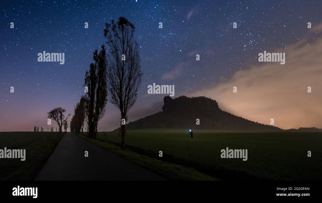 Sternenhimmel über dem Lilienstein im Elbandsteingebirge. Stockfoto