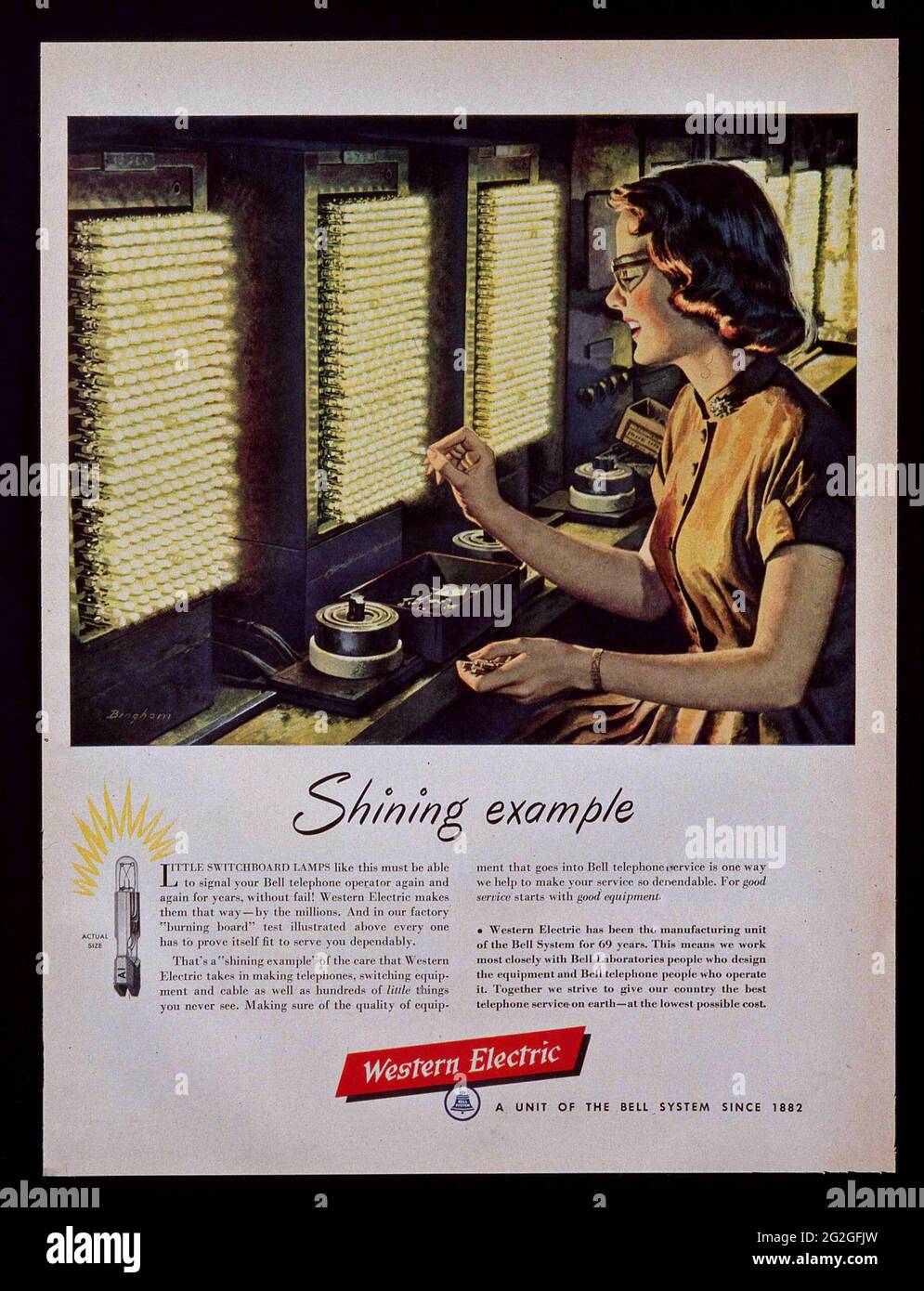 „Shining Example“-Werbung für die neuen kleinen Schalttafellampen von Western Electric, die eine Frau zeigt, die in einer Schalttafel, etwa 1940, einer Abteilung von Bell System, arbeitet. Stockfoto