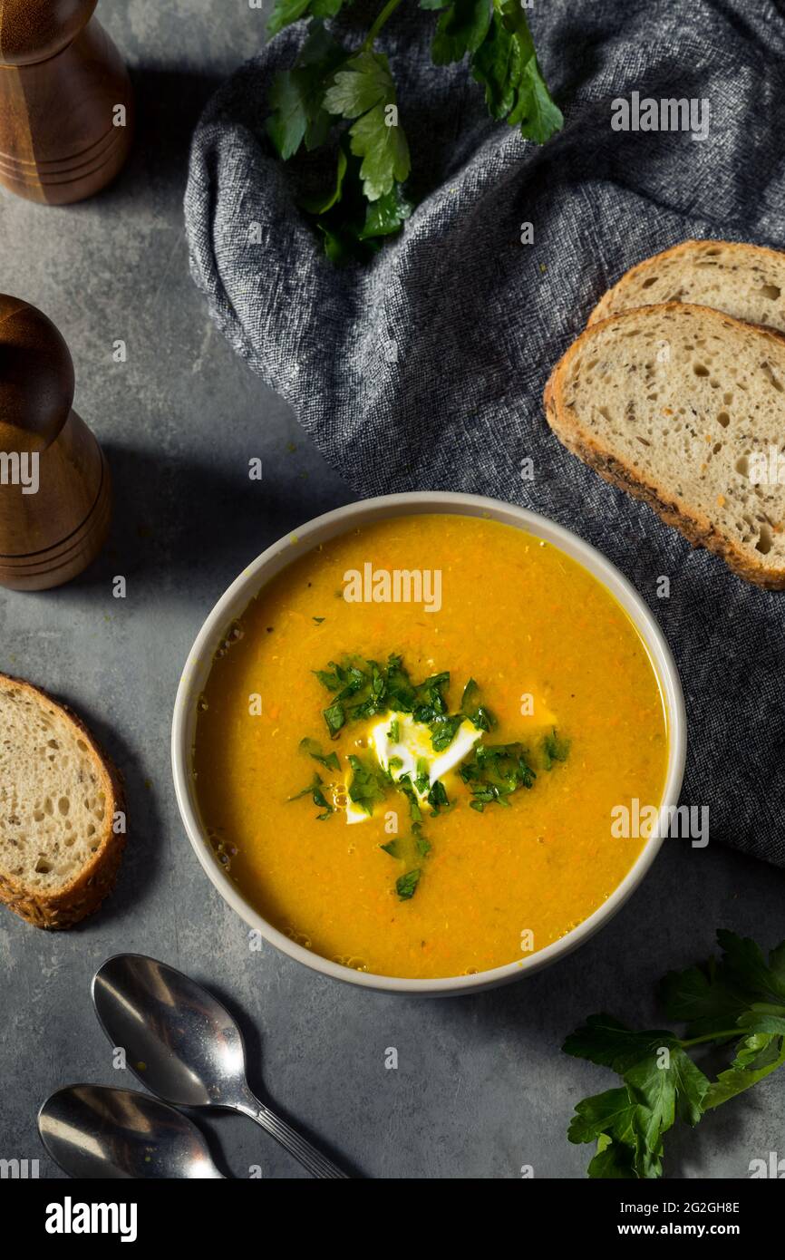 Hausgemachte gesunde Karotten-Lentil-Suppe mit Petersilie und Sour Cream Stockfoto
