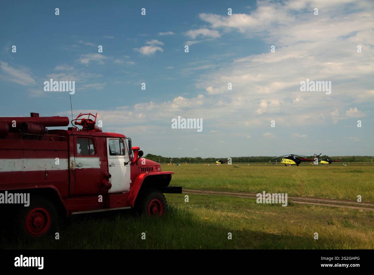Flugsicherheit - Feuerwehrmotor am Rand des Flugfeldes des Hubschrauberflughafens Stockfoto