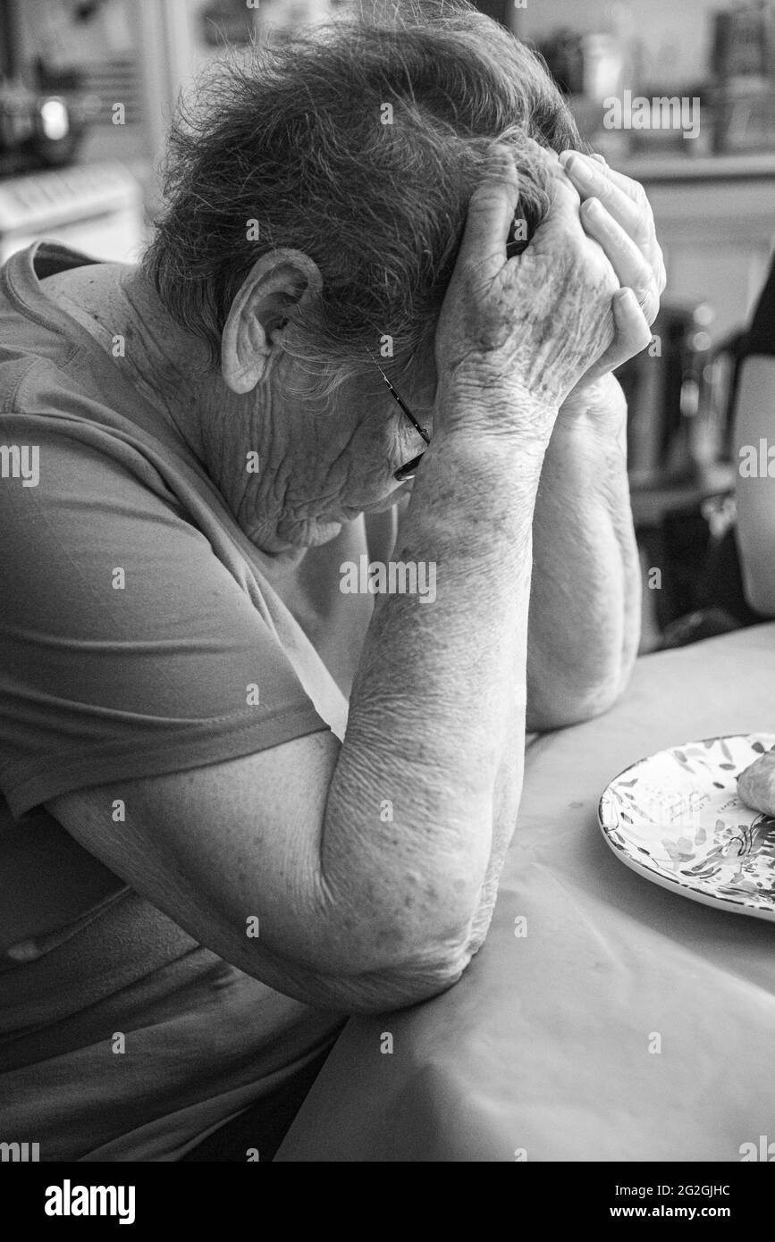 Eine Plakette, die am Rückspiegel eines Autos hängt und zeigt, dass eine Person im Fahrzeug behindert ist. Stockfoto