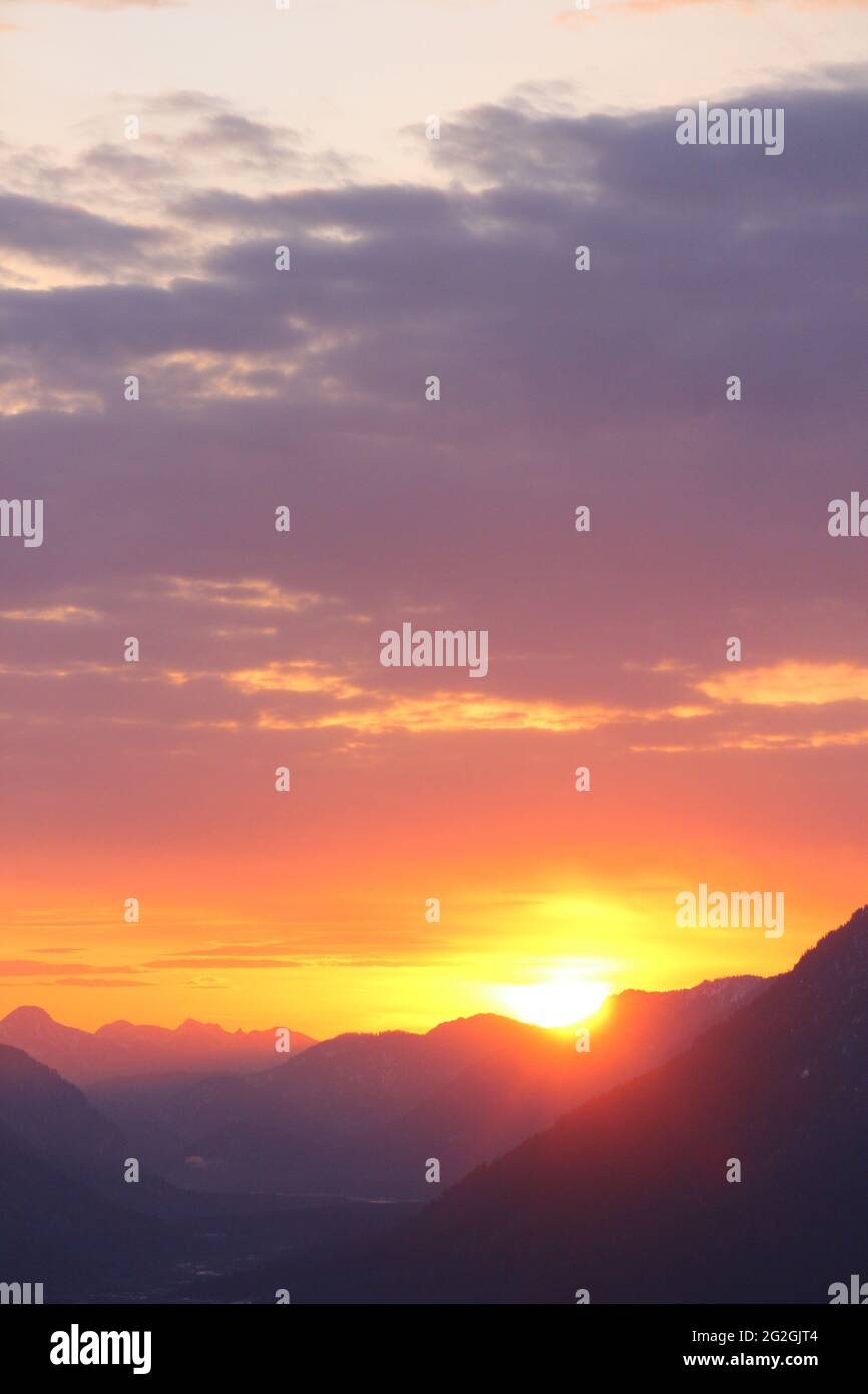 Sonnenaufgang in Krepelschrofen bei Wallgau, die Sonne bahnt sich ihren Weg in den Tag hinter dem Karwendelgebirge, Europa, Deutschland, Bayern, Oberbayern, Isartal, Werdenfelser Land, Wallgau Stockfoto