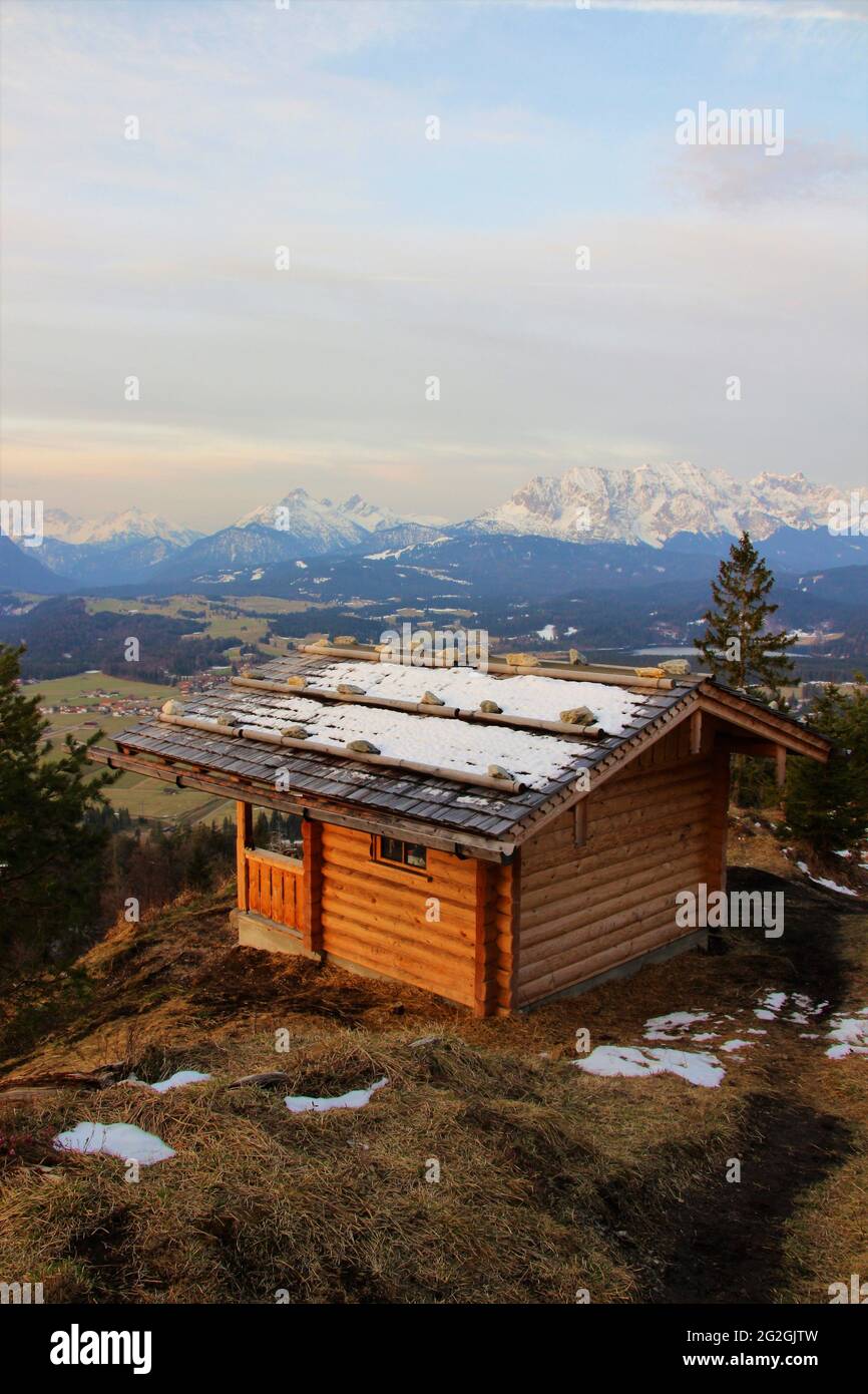 Sonnenaufgang in Krepelschrofen bei Wallgau, Schutzhütte bei Dämmerung vor dem Wettersteingebirge, atmosphärisch, Europa, Deutschland, Bayern, Oberbayern, Isartal, Werdenfelser Land, Wallgau Stockfoto