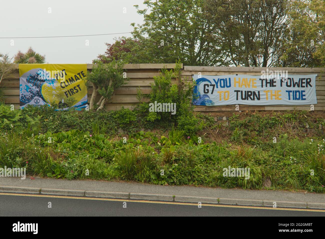 Aussterbungsaufstand (XR)-Banner zur Klimakrise entlang der St Ives Road in der Carbis Bay während des G7-Gipfels 2021 in der Stadt Stockfoto