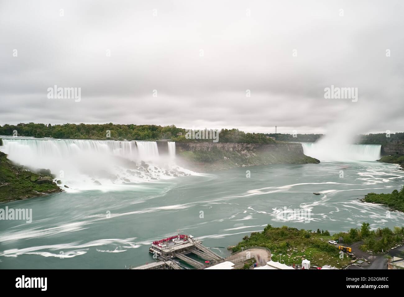 Die majestätische Wasserfalllandschaft der American Falls führt bis zu den Horseshoe Falls bei den Niagara Falls, Ontario, Kanada Stockfoto