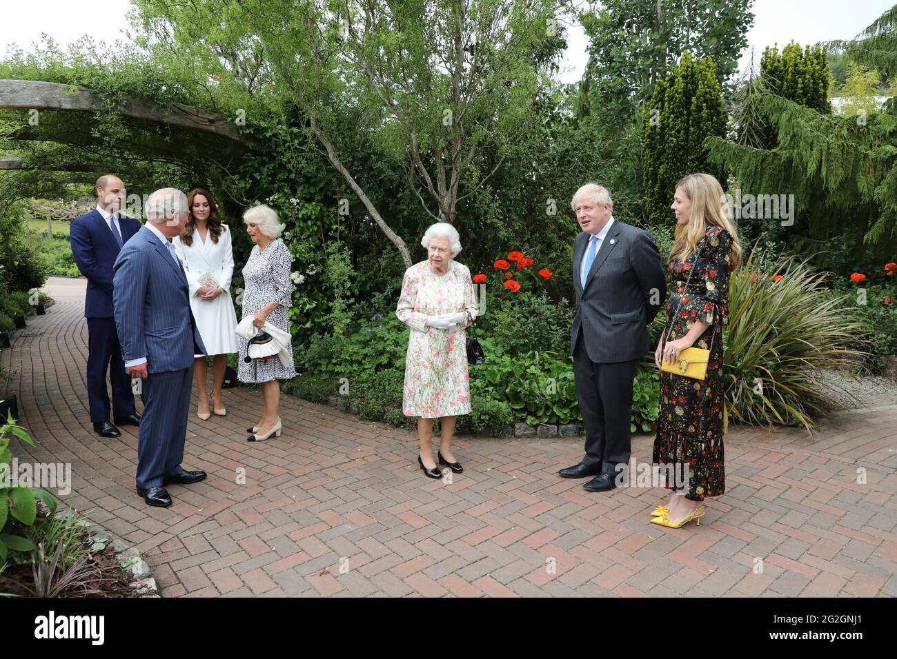 Königin Elizabeth II., der Prinz von Wales und die Herzogin von Cornwall, der Herzog und die Herzogin von Cambridge nehmen am Eden Project mit Premierminister Boris Johnson und Frau Carrie und G7-Führern während des G7-Gipfels in Cornwall Teil. Bilddatum: Freitag, 11. Juni 2021. Stockfoto