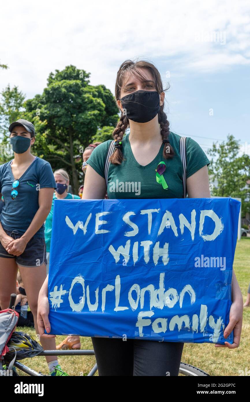 Toronto, Kanada, 11. Juni 2021: In Danforth wurde ein Spaziergang gegen Hass und islamophobie abgehalten, um sich mit der in London, Ontario, getöteten Familie zu solidarisieren Stockfoto