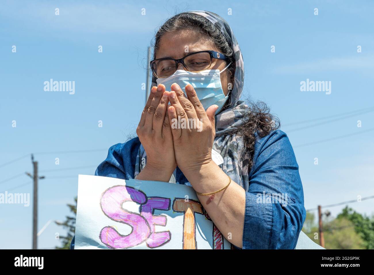 Toronto, Kanada, 11. Juni 2021: In Danforth wurde ein Spaziergang gegen Hass und islamophobie abgehalten, um sich mit der in London, Ontario, getöteten Familie zu solidarisieren Stockfoto