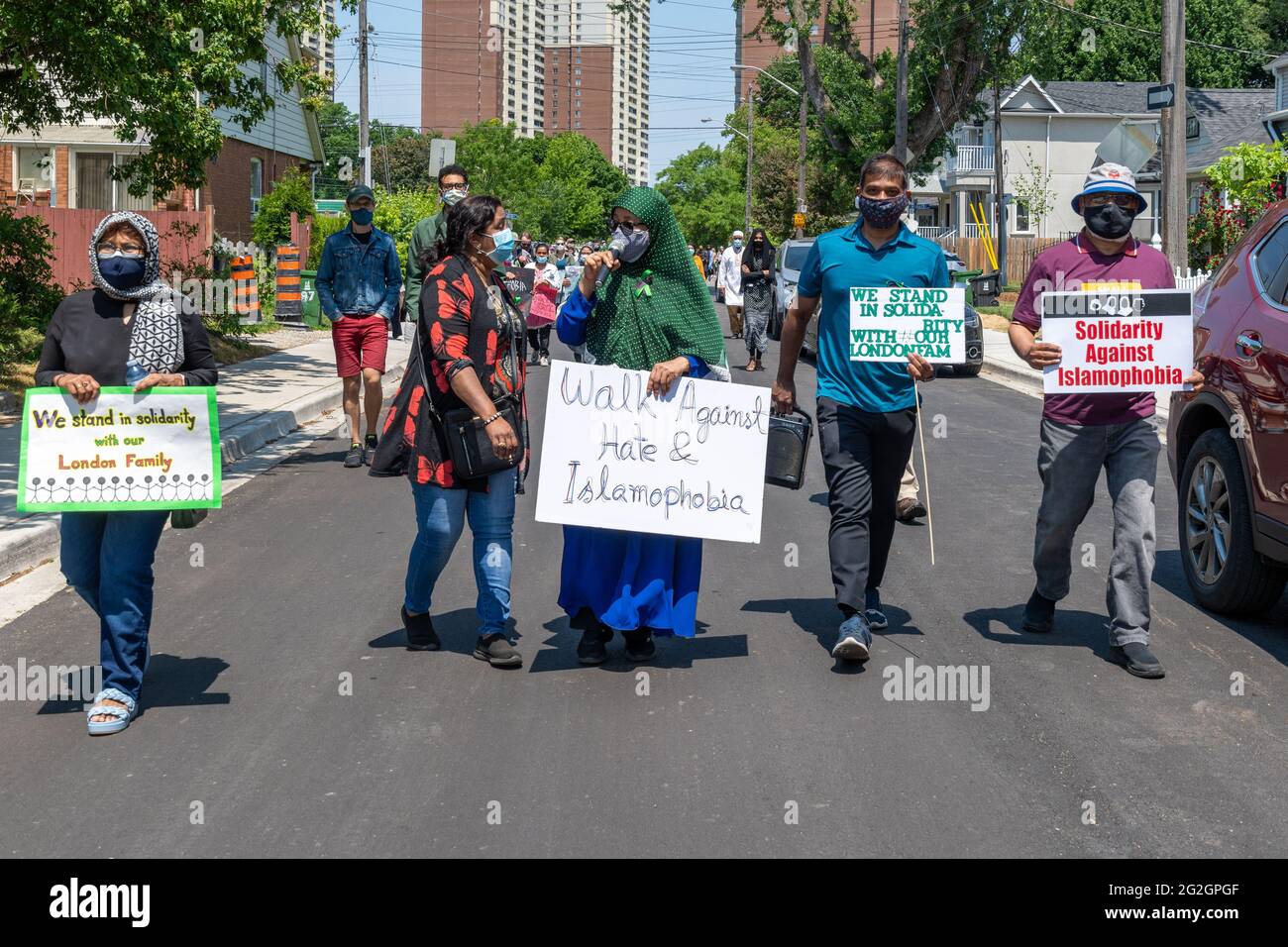 Toronto, Kanada-11. Juni 2021: Im Danforth-Distrikt wurde ein Spaziergang gegen den Hass abgehalten, in Solidarität mit der Familie, die früher in London, Ontario, getötet wurde Stockfoto