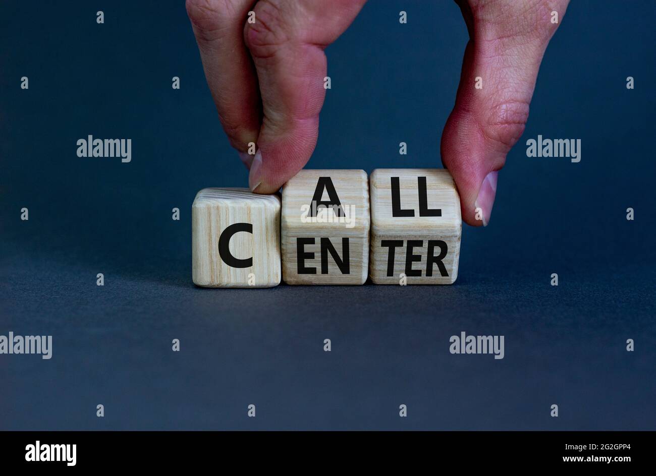 Call Center-Symbol. Geschäftsmann dreht Holzwürfel mit den Worten „Call Center“. Schöner grauer Hintergrund. Call Center und Geschäftskonzept. Speicherplatz kopieren. Stockfoto