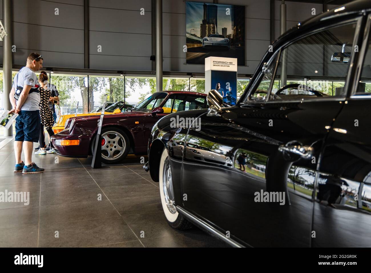 Breslau, Polen - Juli 18 2020: Ausstellung klassischer Porsche-Modelle im Porsche Centrum Wrocław Stockfoto