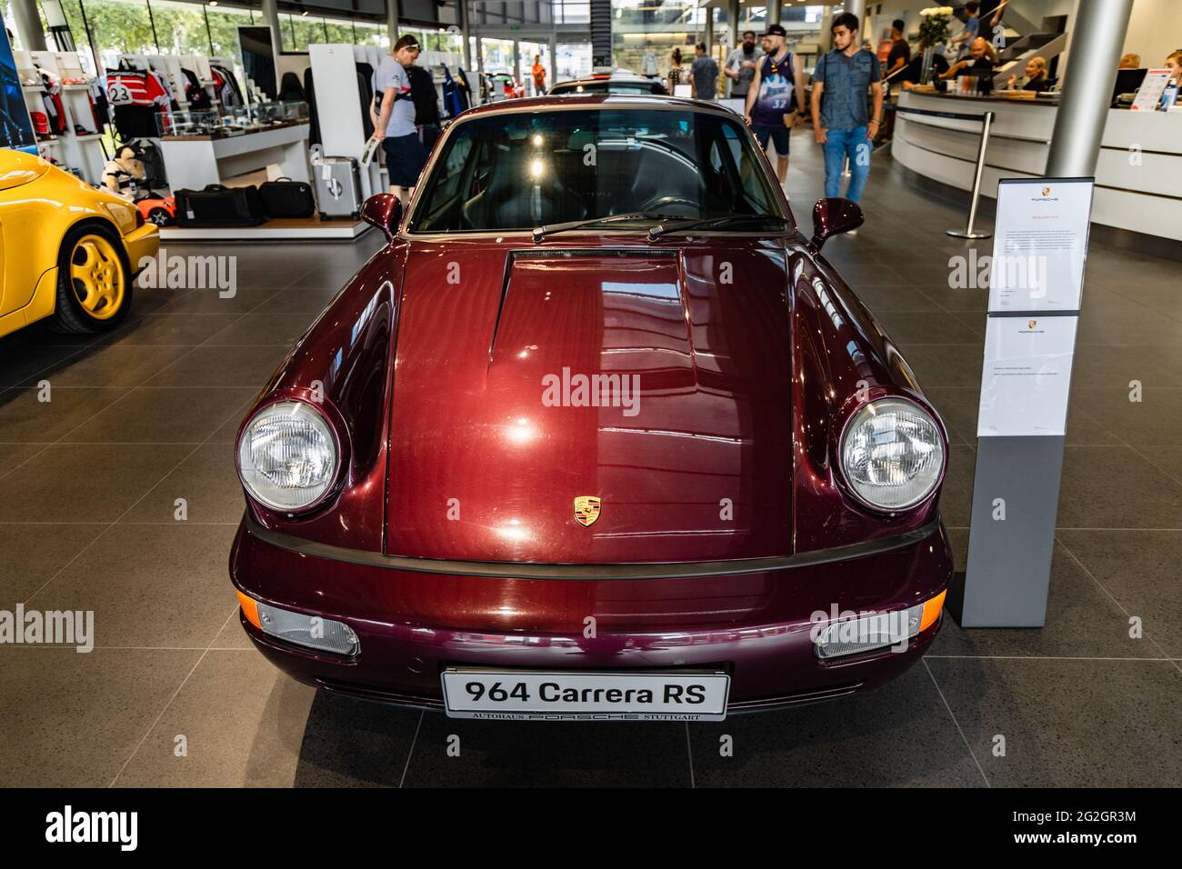 Breslau, Polen - Juli 18 2020: Ausstellung klassischer Porsche-Modelle im Porsche Centrum Wrocław Stockfoto